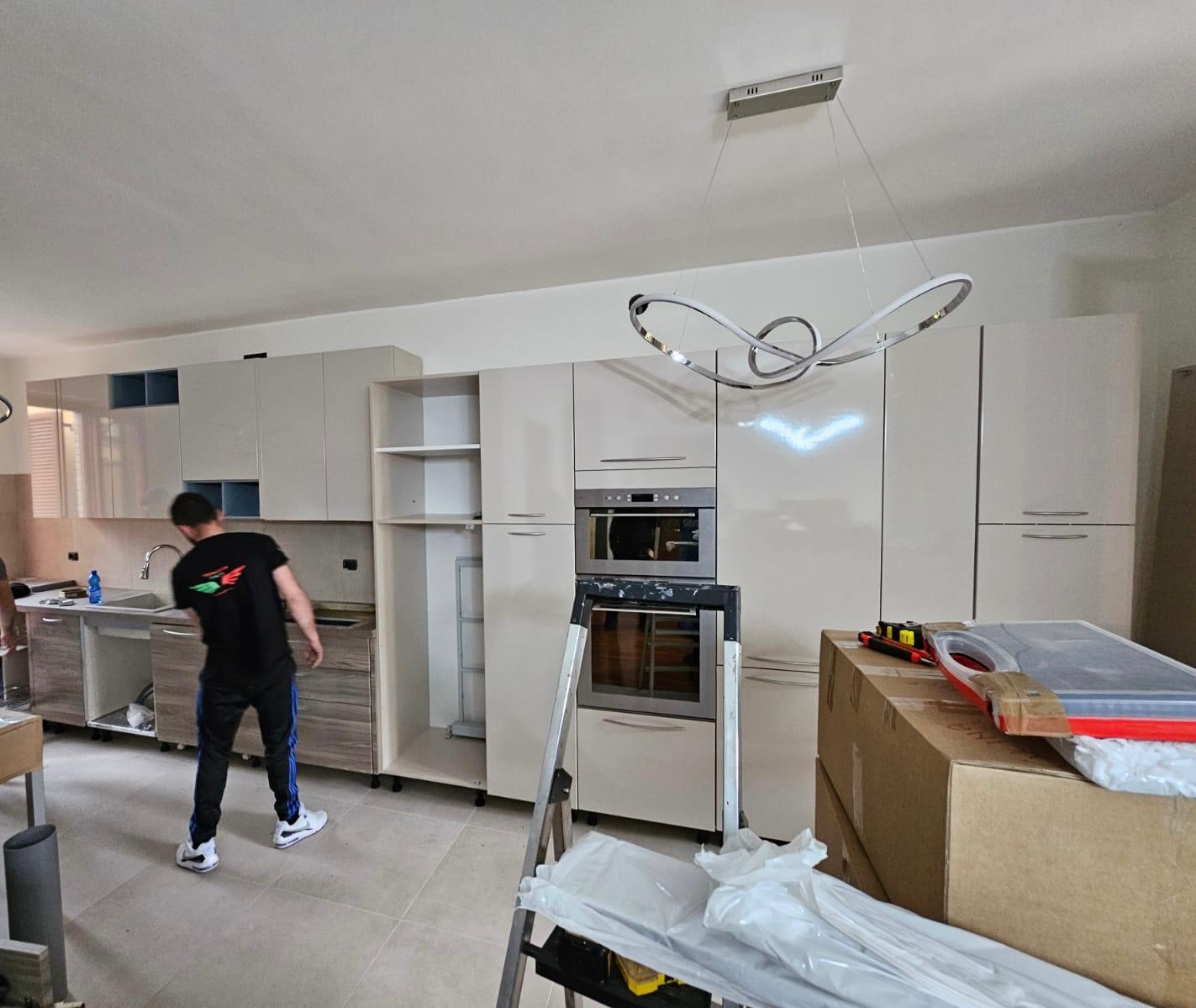 Uomo che monta i mobili della cucina